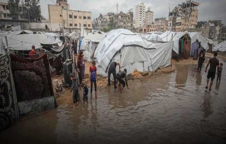 برد ومطر وخيام ممزقة.. عائلات غزة تبحث عن سقف يحمي أطفالها