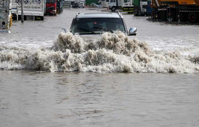 عاصفة في الإمارات تتسبّب بفيضانات واضطرابات في حركة الطيران