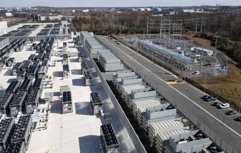 عمالقة التكنولوجيا يتبعون طرقاً موازية للاستثمار في الذكاء الاصطناعي