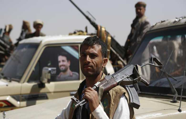 الحوثيون يراقبون الصراع جنوبي اليمن: استنزاف الشرعية أقصى الرهانات