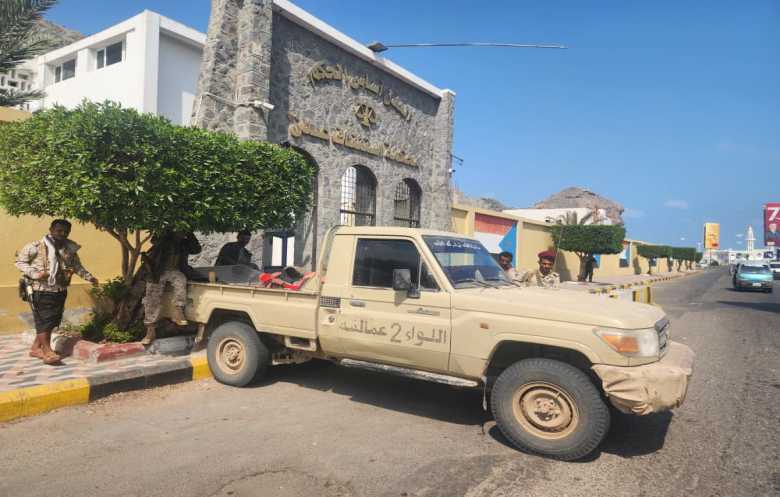 حظر تجوال ليلي شامل في عدن وتعليق حركة السلاح بأوامر المحرّمي