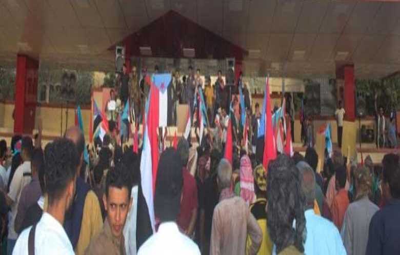 الانتقالي يحشد مناصريه في عدن ويرفض قرار حله