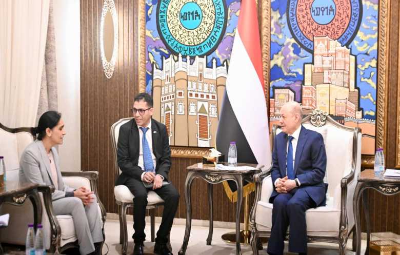 العليمي: حصر السلاح بيد الدولة.. وأميركا تدعم «الحوار»