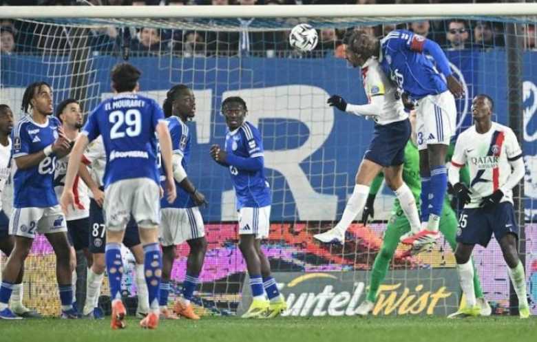باريس سان جيرمان بعشرة لاعبين يهزم ستراسبورغ ويستعيد صدارة الدوري الفرنسي