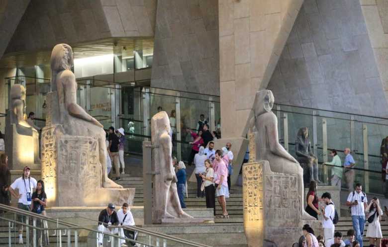 هولندا تعيد تمثالاً فرعونياً عمره 3500 عام إلى مصر