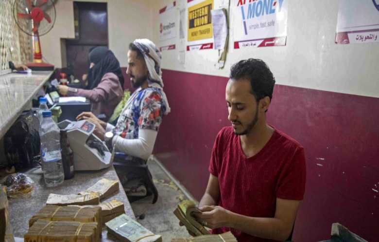 أزمة السيولة تدفع البنك المركزي اليمني لتثبيت سعر صرف جديد للريال