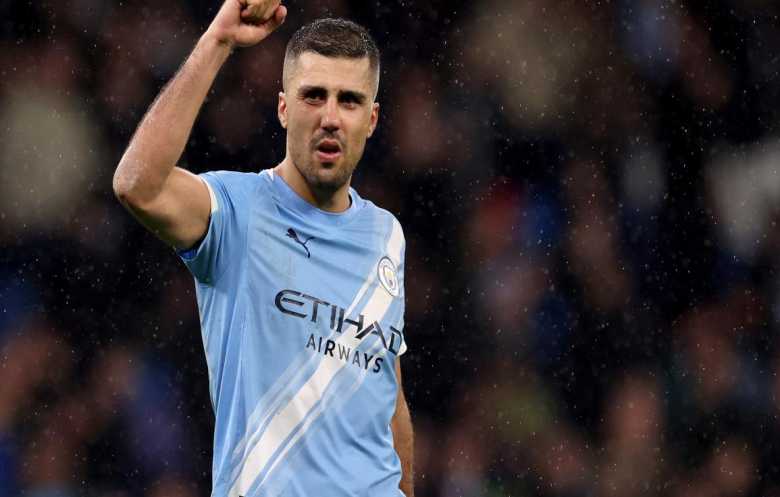 ريال مدريد وبرشلونة يدخلان في معركة شرسة للحصول على رودري