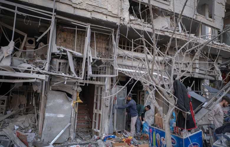 قصف واسع لطهران واستهداف سفارة واشنطن في الرياض