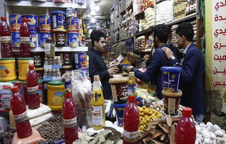 اليمن يستنفر للتعامل مع ارتدادات الحرب والأولوية لحماية المعيشة والعملة