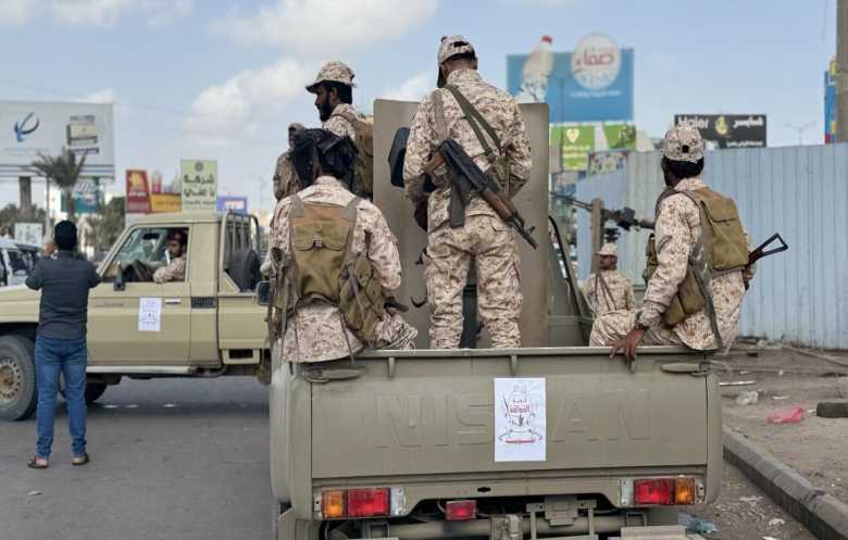  العليمي يعيّن قيادة جديدة لقوات "درع الوطن" ويشيد بجاهزية الجيش