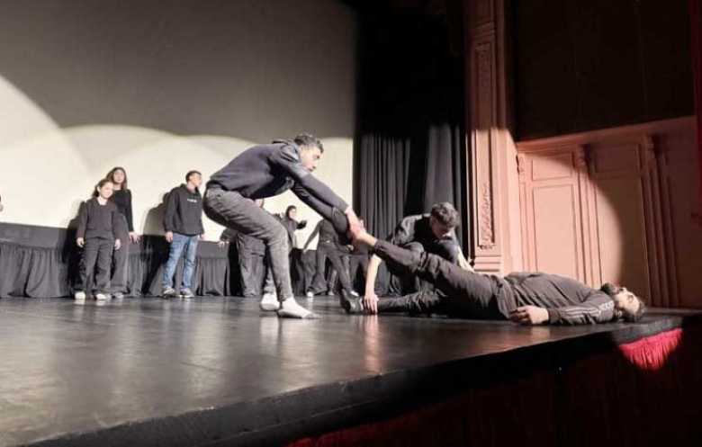 “سنعود”.. مسرحية لنازحين في بيروت تجسد المقاومة الثقافية ضد إسرائيل