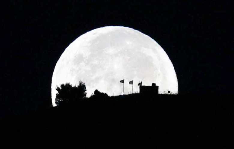 أغانٍ تصعد القمر... تحليق في مدارات العلم والحبّ