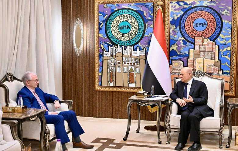 العليمي يدعو إلى إنهاء التهديد الحوثي وليس احتواءه