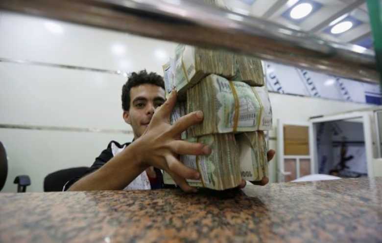 أزمة شح السيولة النقدية تُفاقم معاناة اليمنيين