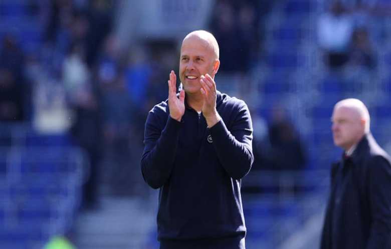 المدرب آرني سلوت باق في نادي ليفربول رغم الموسم الكارثي