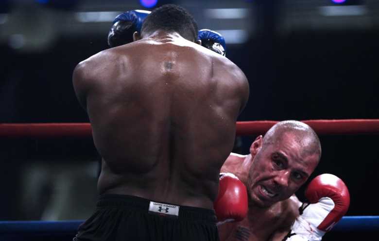 نزال الأساطير.. من هو زامبيديس خصم مايويذر في نزال الملاكمة؟