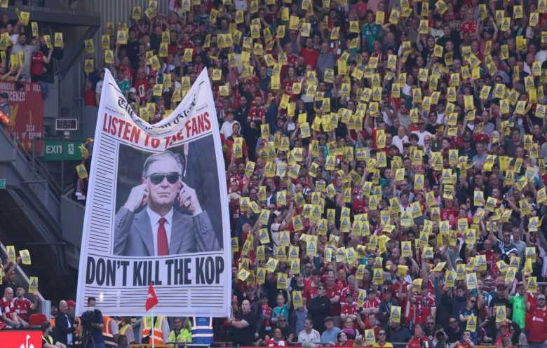 ثلاثية واحتجاجات على ملاك النادي وإصابة صلاح... ليلة مشتعلة في أنفيلد