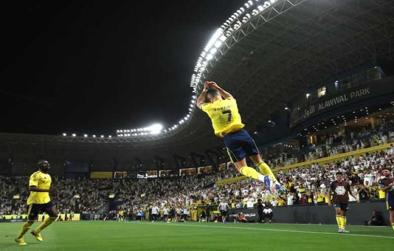 رونالدو يخطف الأضواء في قمة الأهلي: هدف وصدارة واحتفال لافت