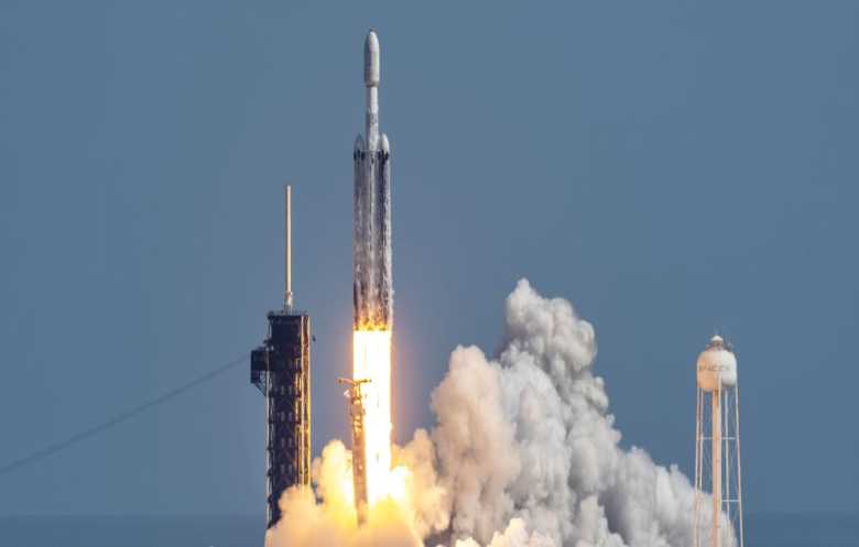 "سبيس إكس" تطلق صاروخها الثقيل بنجاح لتوسيع خدمات الإنترنت