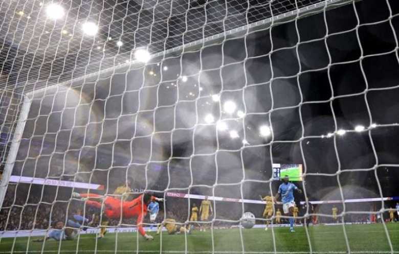 مانشستر سيتي يحافظ على حظوظه في لقب الدوري الإنكليزي 