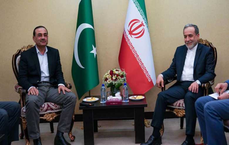 طهران تتهم واشنطن بـعرقلة المفاوضات وترمب يدرس شن ضربات جديدة