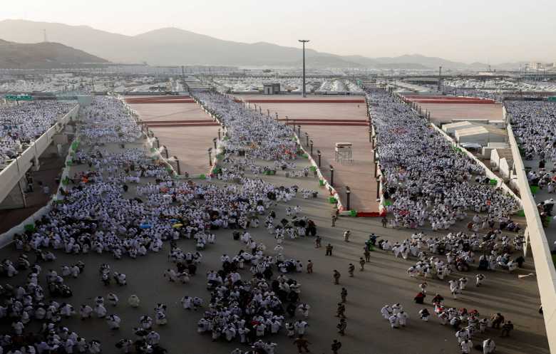 حجاج بيت الله الحرام يبدأون رمي جمرة العقبة الكبرى