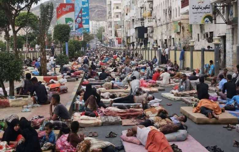 سكان عدن يفترشون الطرقات.. انقطاع الكهرباء يحول المنازل إلى جحيم