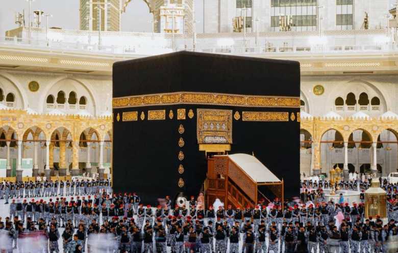 كيف تبرد الكعبة أثناء غسلها في فصل الصيف؟