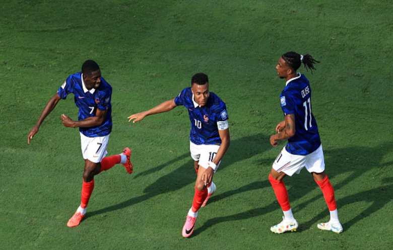 مبابي ونجوم فرنسا يعادلون إنجاز هجوم البرازيل في 2002