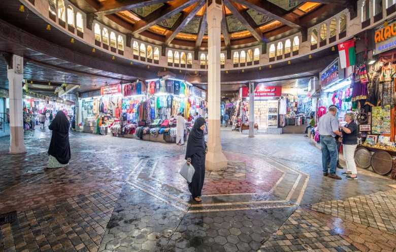 عُمان تراهن على موانئها...  أحتوي التداعيات التجارية للهجمات
