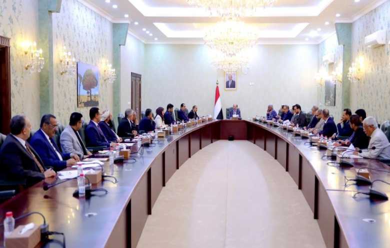 العليمي يجري تعديلاً حكومياً شمل ثلاث حقائب وزارية