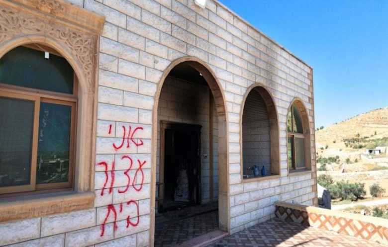 تصاعد اعتداءات المستوطنين: إحراق مسجدين ومنزلاً واقامة بؤرة استيطانية    