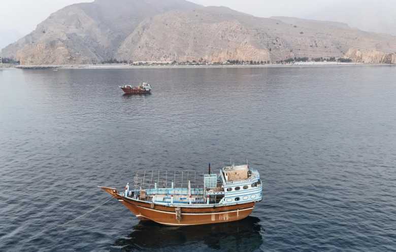القوات اليمنية تنقذ طاقم سفينة تعرضت لهجوم في البحر الأحمر