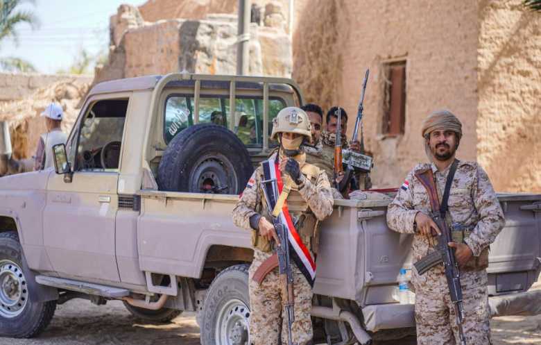 العليمي يعيد تشكيل الملف العسكري: استعداد يمني للحرب؟
