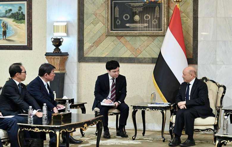 العليمي يجدّد التمسك باستعادة مؤسسات الدولة واحتكار السلاح