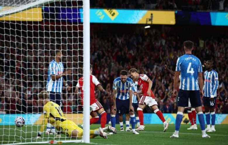 أرسنال يستهل دفاعه عن لقب الدوري بثلاثية في مرمى كوفنتري
