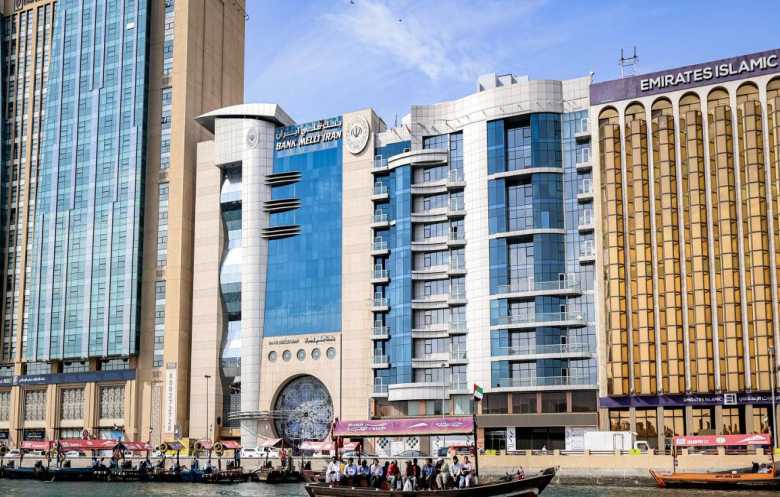 ضربة إماراتية موجعة للاقتصاد الإيراني المتعثر