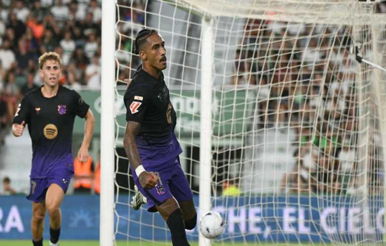 برشلونة يرقص على إيقاع رافينيا المتألق بخماسية في افتتاح الدوري الإسباني