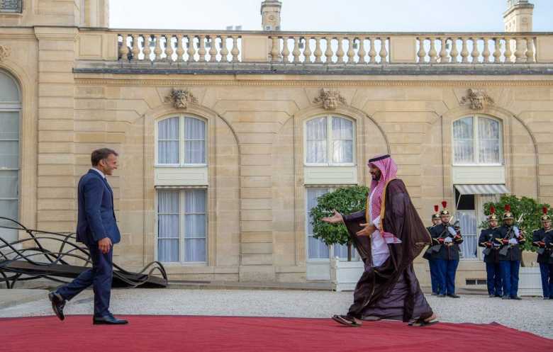 استقبال رسمي فرنسي لولي العهد السعودي في «الإليزيه» و«الإنفاليد»