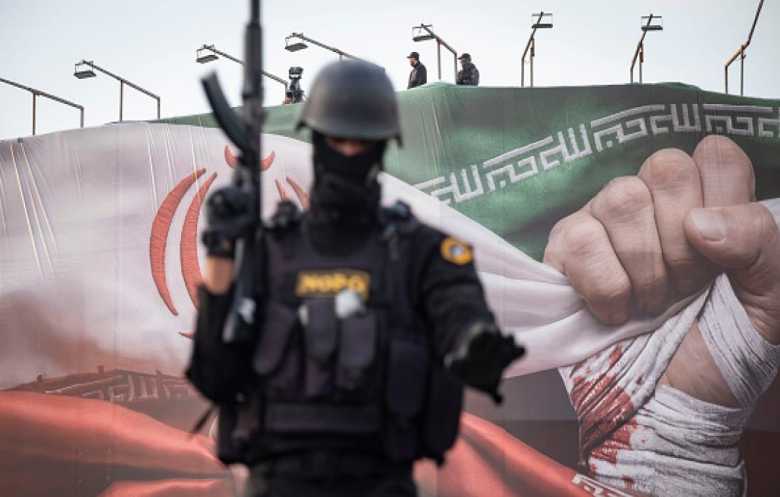 جهود لخفض التصعيد وتهديد متبادل بين واشنطن وطهران