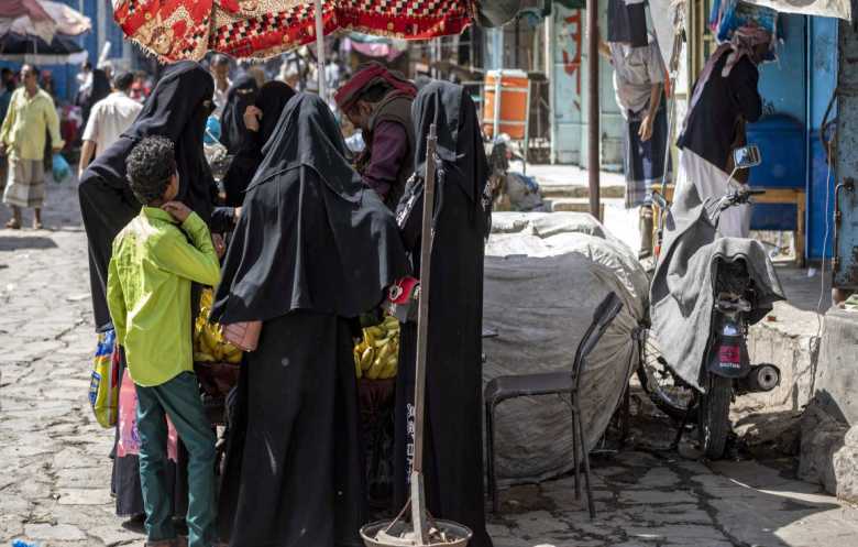 أزمة إمدادات سلع في تعز... وطمأنة حكومية رغم الحرب