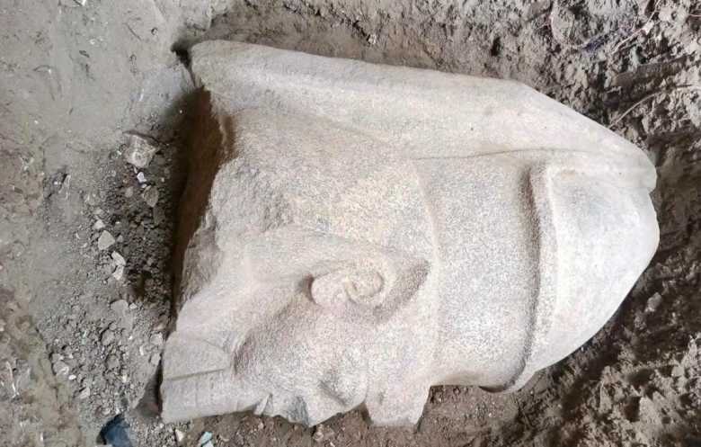 مصري يعثر على كنز أثري للملك رمسيس الثاني في باحة منزله