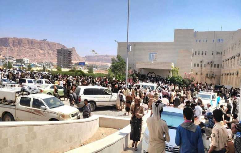 مجزرة معسكر العلم في شبوة: 53 قتيلاً ومئات الجرحى بهجوم للحوثيين