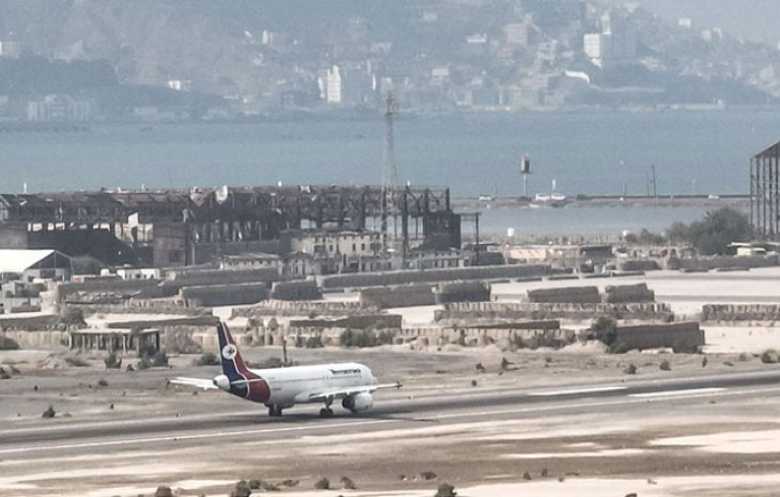 إصابات في مطار عدن وغارات على مواقع للحوثيين في تعز والجوف