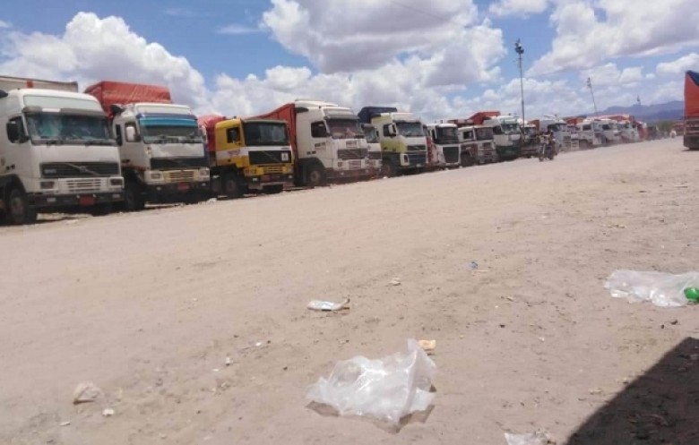 تعز : الحوثيون يمنعون دخول شاحنات القمح القادمة من عدن