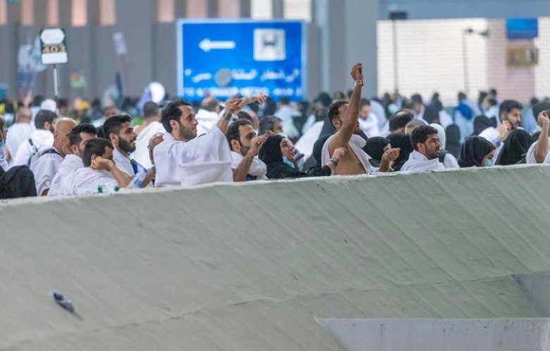 الحجاج يرمون جمرة العقبة الكبرى في أول أيام عيد الأضحى المبارك