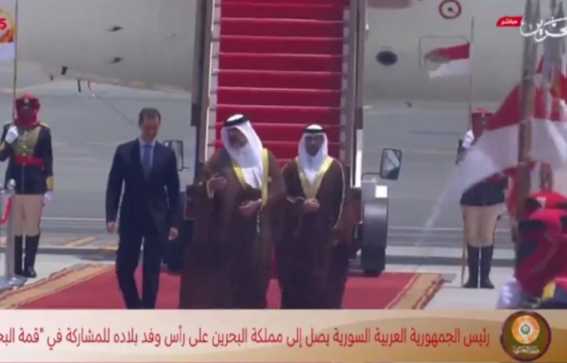 الرئيس الأسد يصل المنامة للمشاركة في أعمال القمة العربية الـــ 33