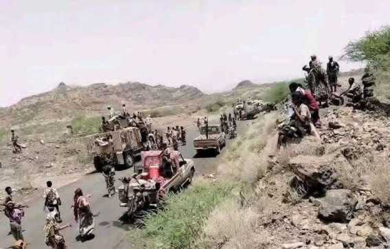 الحوثيون يلاحقون سكان صنعاء على خلفية معارك تعز