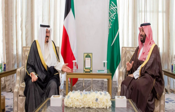 ولي العهد السعودي يجري مباحثات مع رئيس وزراء الكويت