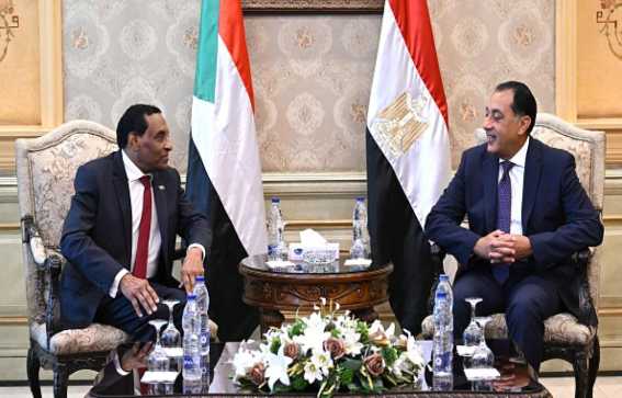 السيسي يبحث مع رئيس الوزراء السوداني العلاقات بين البلدين